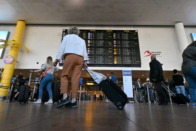 Flugpassagiere am ersten Tag des Streiks bei Brussels Airlines in Brüssel (Bild: Eric Lalmand/Belga)