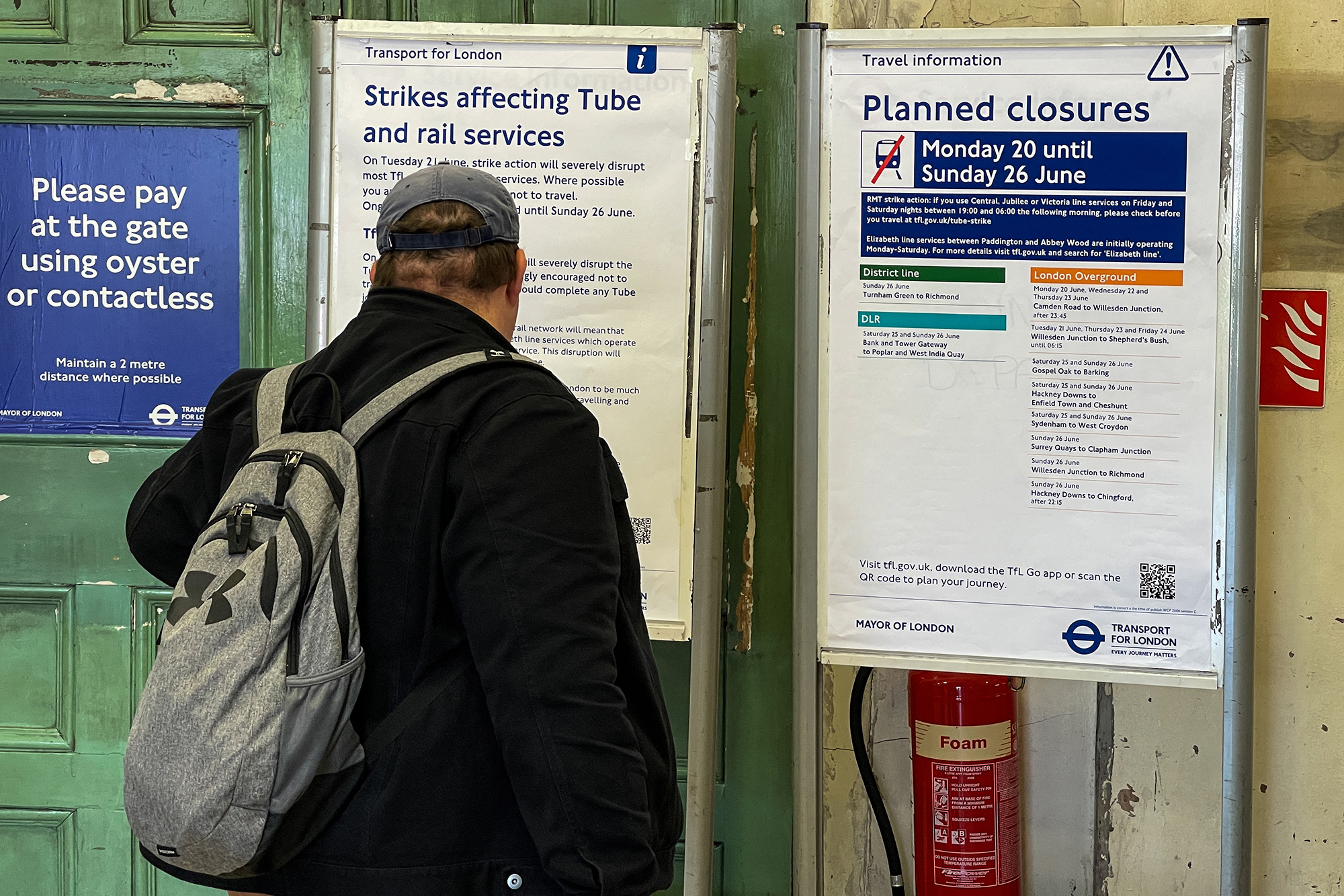 Ein Pendler informiert sich an einer Bahnstation in London über die erwarteten Streikauswirkungen (Bild: Daniel Leal/AFP)