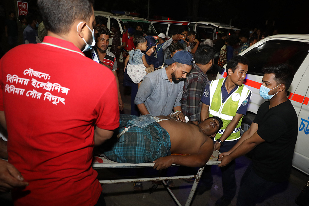 Rettungskräfte bringen die Verletzten ins Krankenhaus (Bild: AFP)