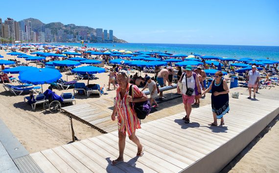 Touristen in Benidorm (Bild: Jose Jordan/AFP)