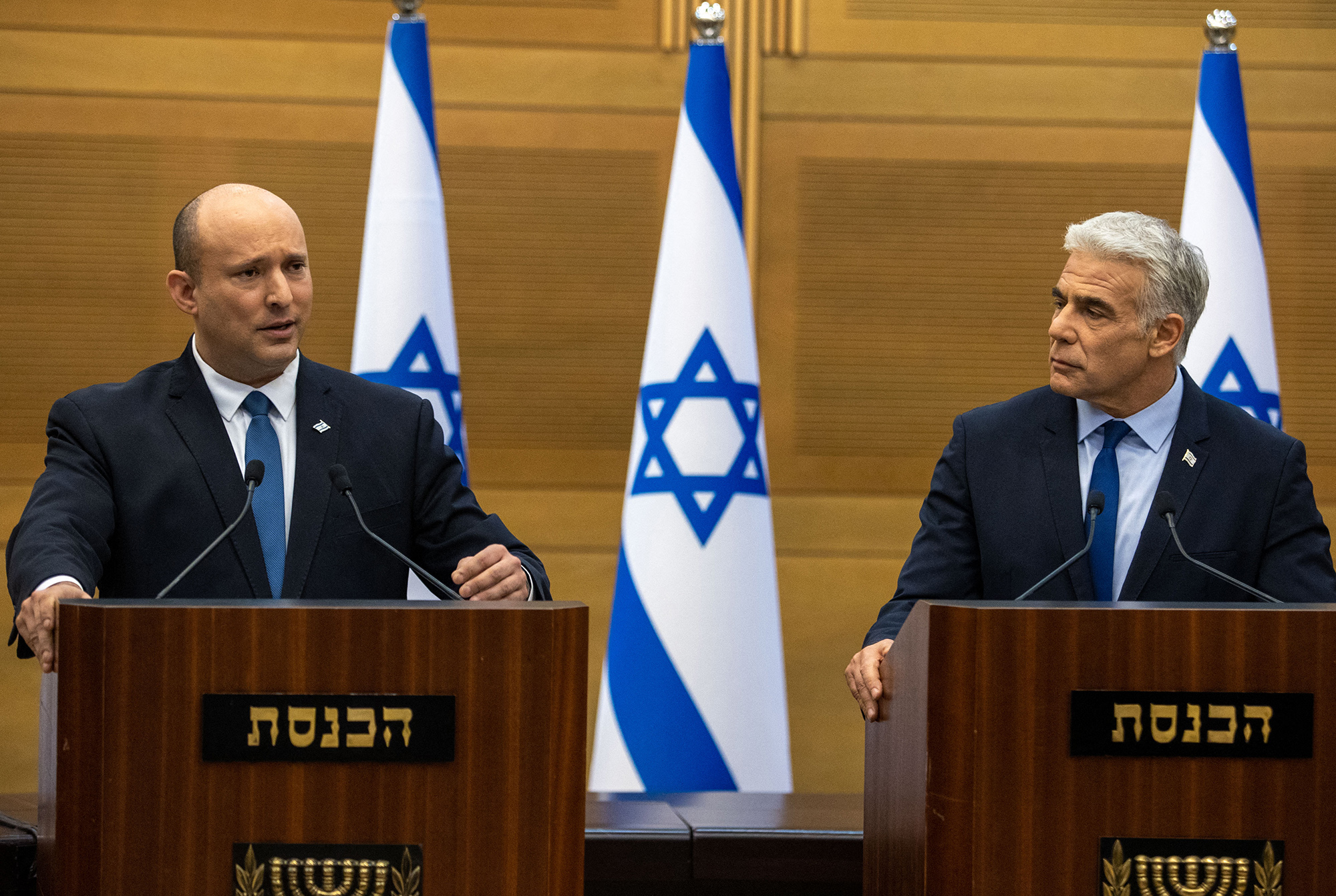 Israels Premierminister Bennett (li.) und der Außenminister Lapid (Bild: Oren Ben Hakoon/AFP)