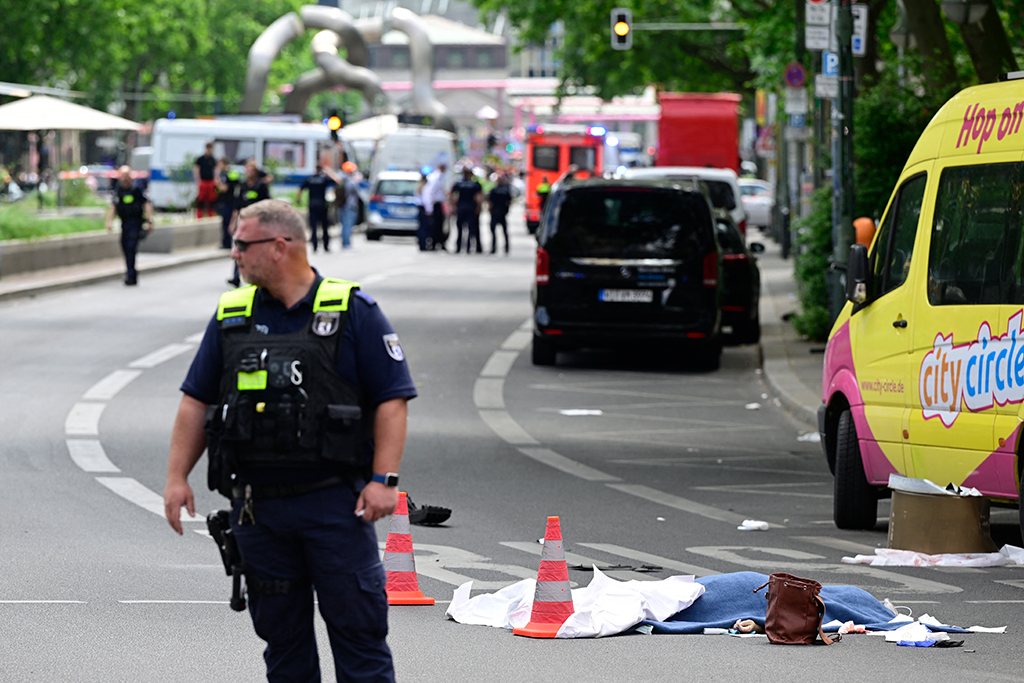 Berlin: Auto rast in Menschengruppe (Bild: John MacDougall/AFP)