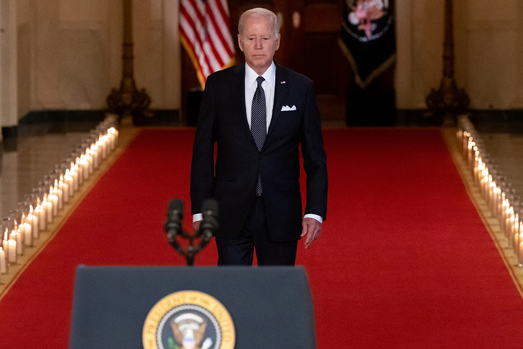 US-Präsident Joe Biden vor seiner Rede zu den jüngsten brutalen Angriffen mit Waffen in den USA (Bild: Saul Loeb/AFP)