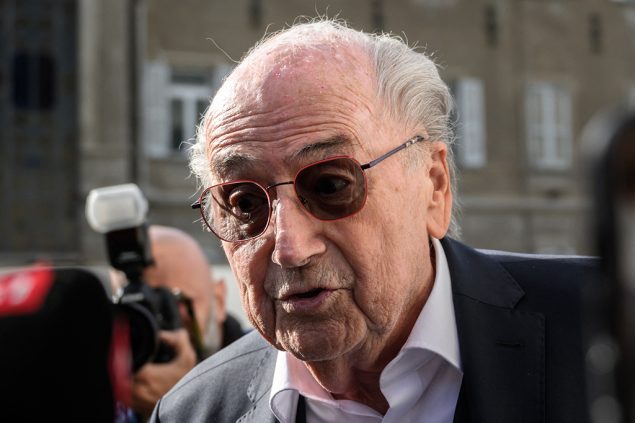 Sepp Blatter am Mittwoch bei seiner Ankunft am Gericht (Bild: Fabrice Coffrini/AFP)