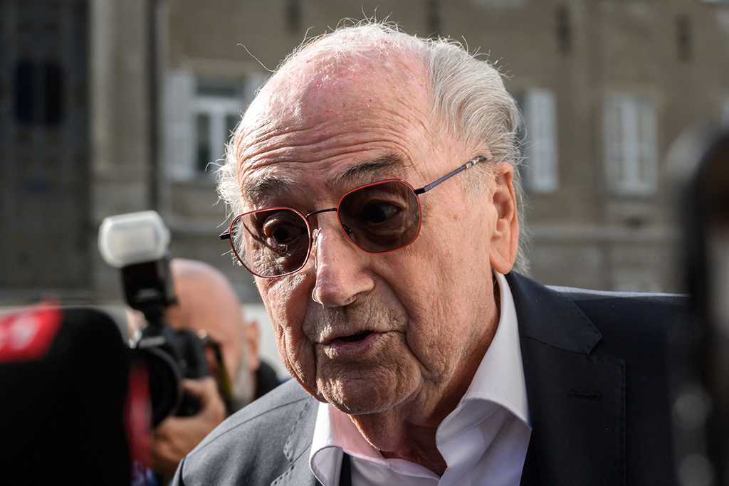 Sepp Blatter am Mittwoch bei seiner Ankunft am Gericht (Bild: Fabrice Coffrini/AFP)