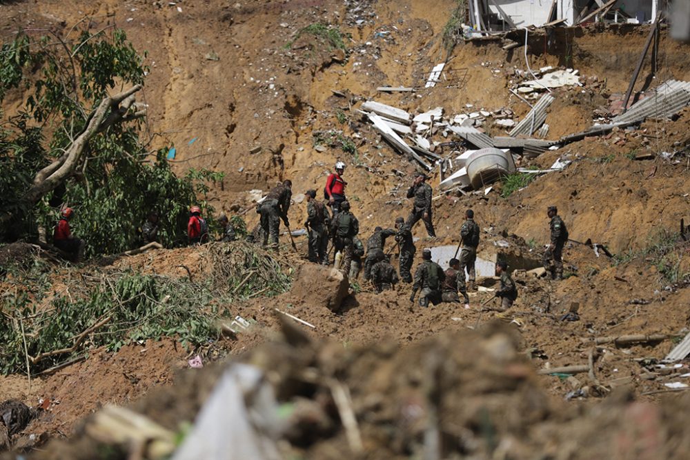 Rettungskräfte suchen nach Überlebenden (Bild: Sergio Maranhao/AFP)