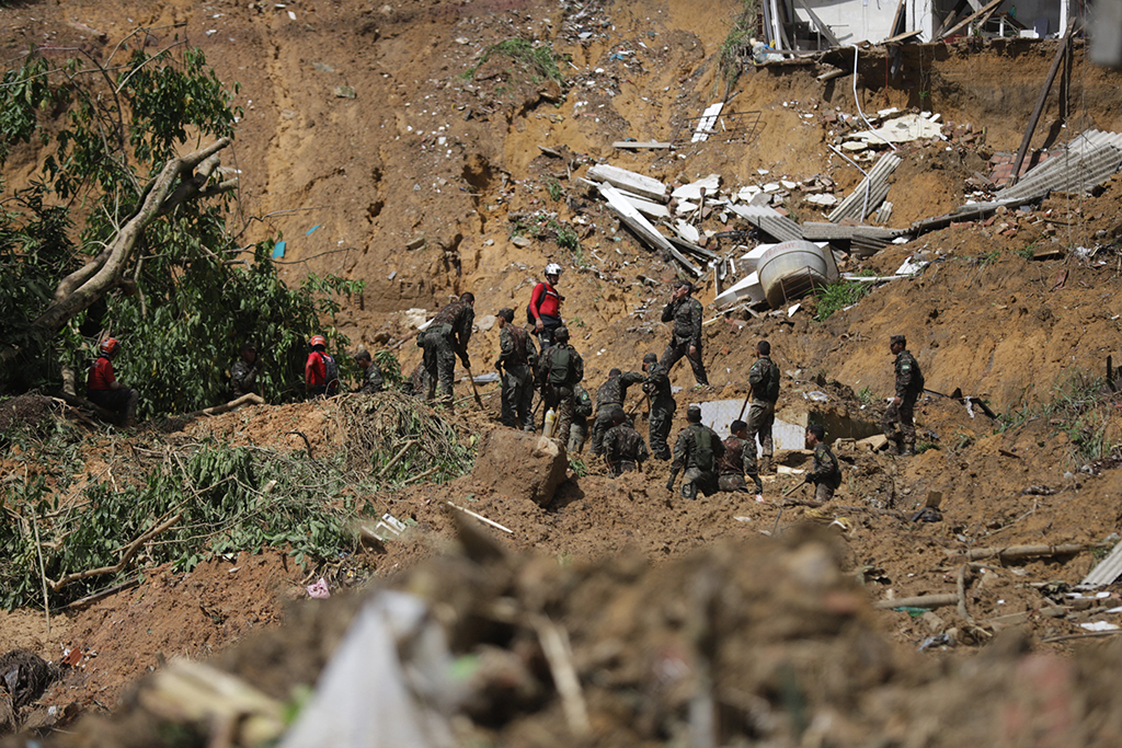 Rettungskräfte suchen nach Überlebenden (Bild: Sergio Maranhao/AFP)