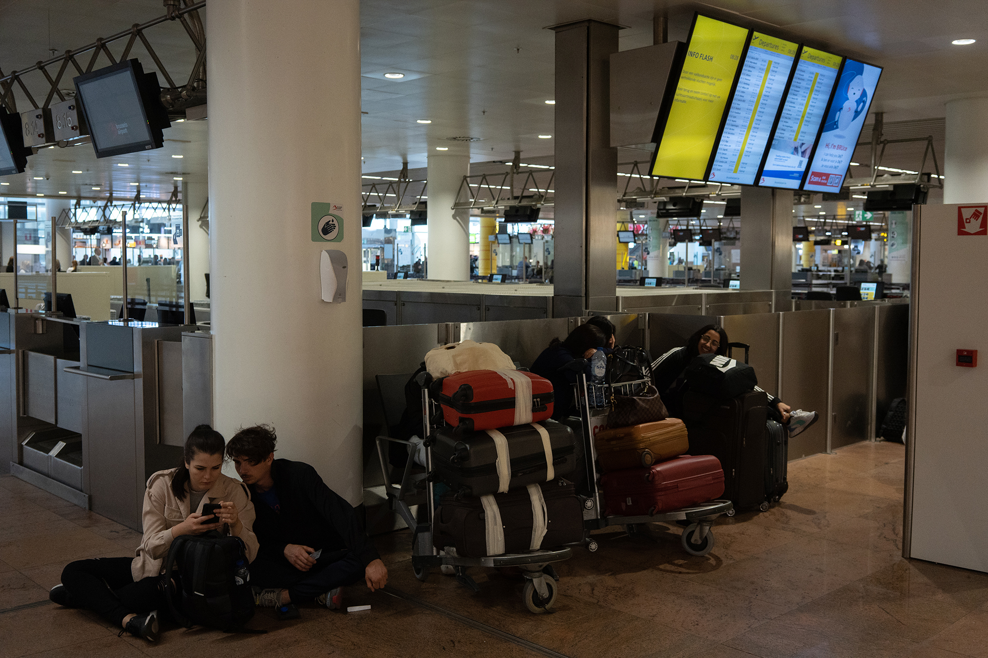 Passagiere am Montag am Brussels Airport (Bild: Noe Zimmer/Belga)