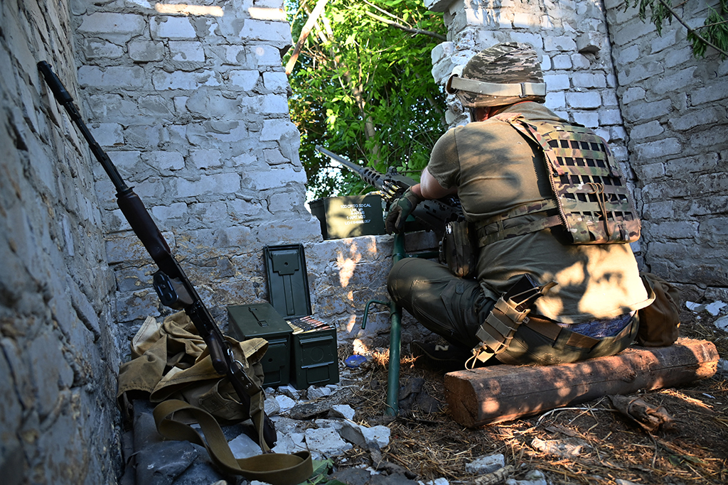 Ukrainischer Soldat in Tschuhujiw in der Region Charkiw im Osten der Ukraine