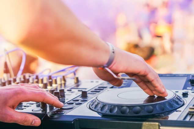 DJ bei Freiluftveranstaltung