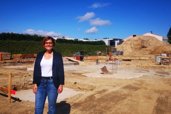 Angelika Jost auf der Baustelle, wo der neue Dabei-Standort entsteht (Bild: Raffaela Schaus/BRF)