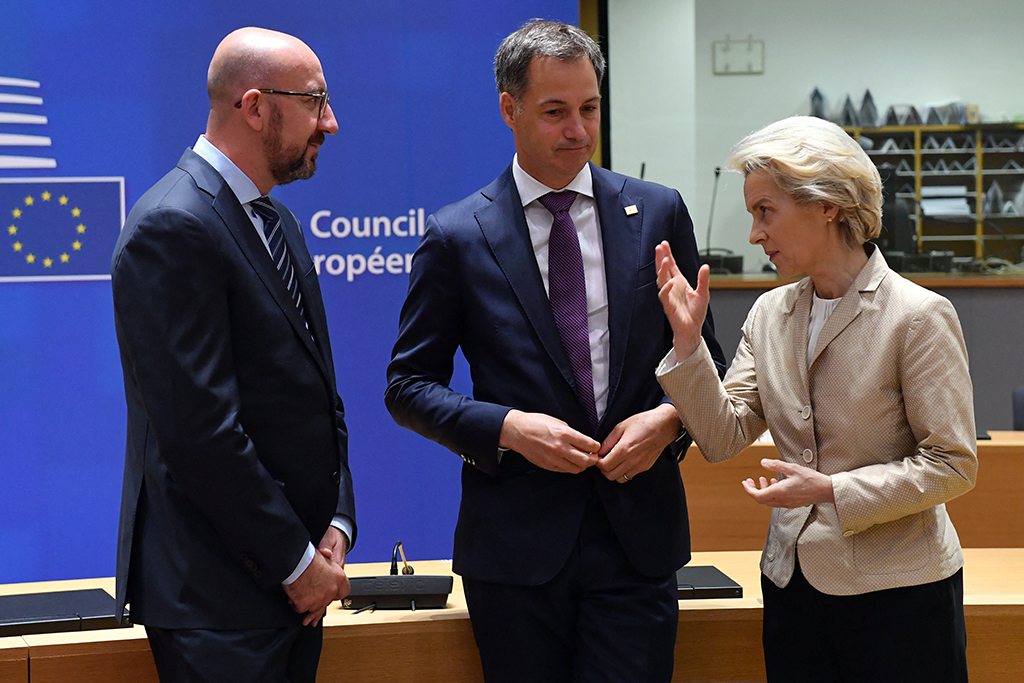 EU-Ratspräsident Charles Michel, Premier Alexander De Croo und EU-Kommissionspräsidentin Ursula von Der Leyen (Bild: John Thys/AFP)