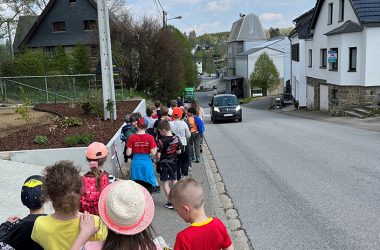 Dorfbegehung mit Kindern in Büllingen (Bild: KPLE/ÖKLE Buellingen)