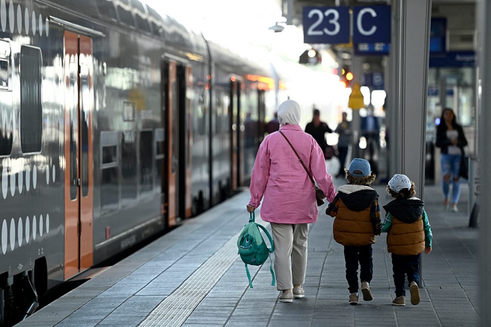 Passagiere neben einem Regionalzug in Dortmund (Bild: Ina Fassbender/AFP)