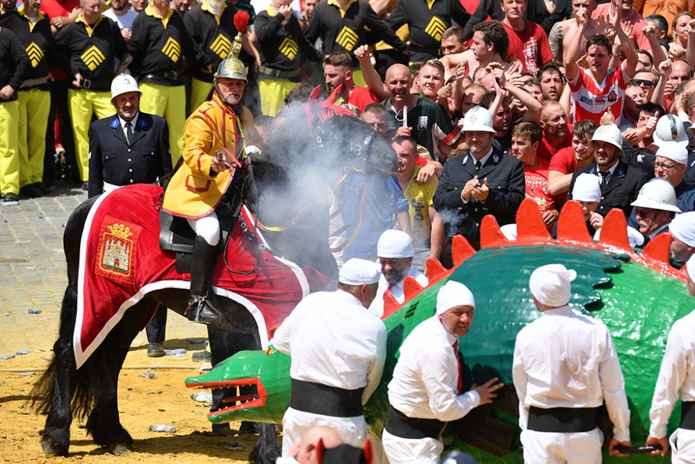 Der traditionelle Kampf beim "Doudou" in Mons (Bild: John Thys/Belga)