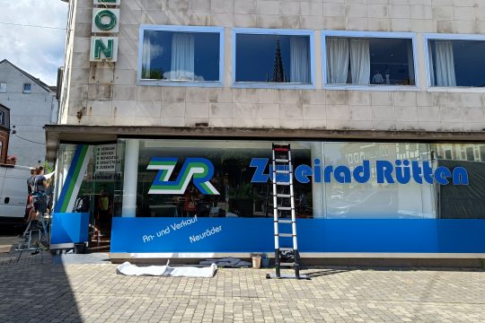 Letzte Vorbereitungen für die Dreharbeiten in Eupen (Bild: Christophe Ramjoie/BRF)