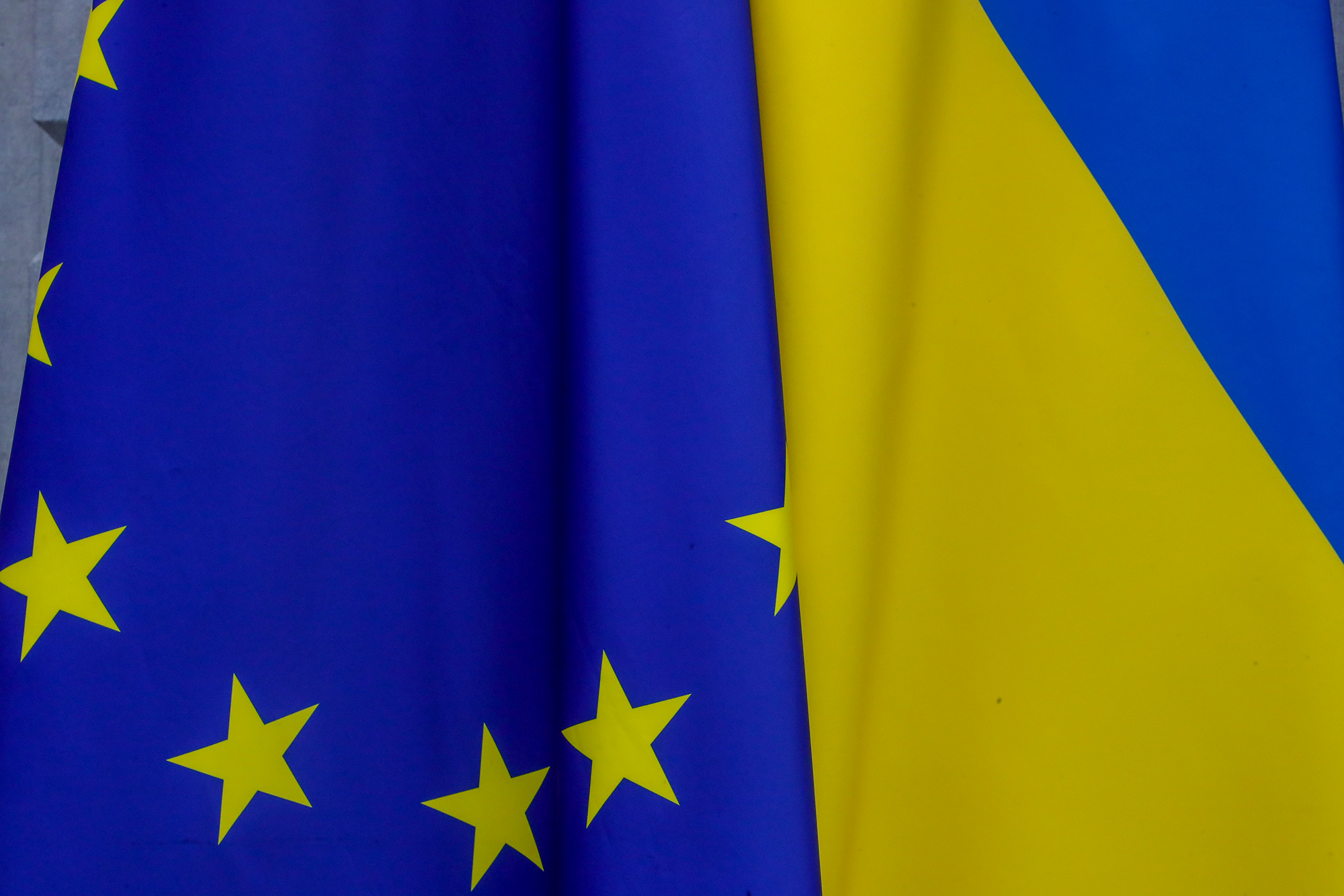 Flagge der EU und der Ukraine (Archivbild: Nicolas Maeterlinck/Belga)
