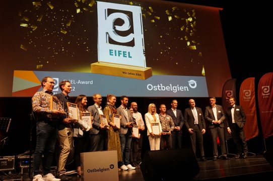 Die ostbelgischen Preisträger bei der Verleihung des Eifel Award 2022 im St. Vither Triangel (Bild: Stephan Pesch/BRF)