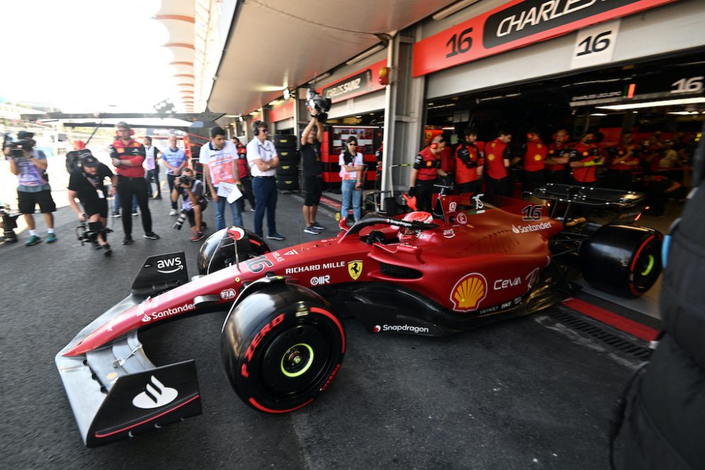 Leclerc sichert sich die Pole in Baku (Bild: Natalia Kolesnikova/AFP)