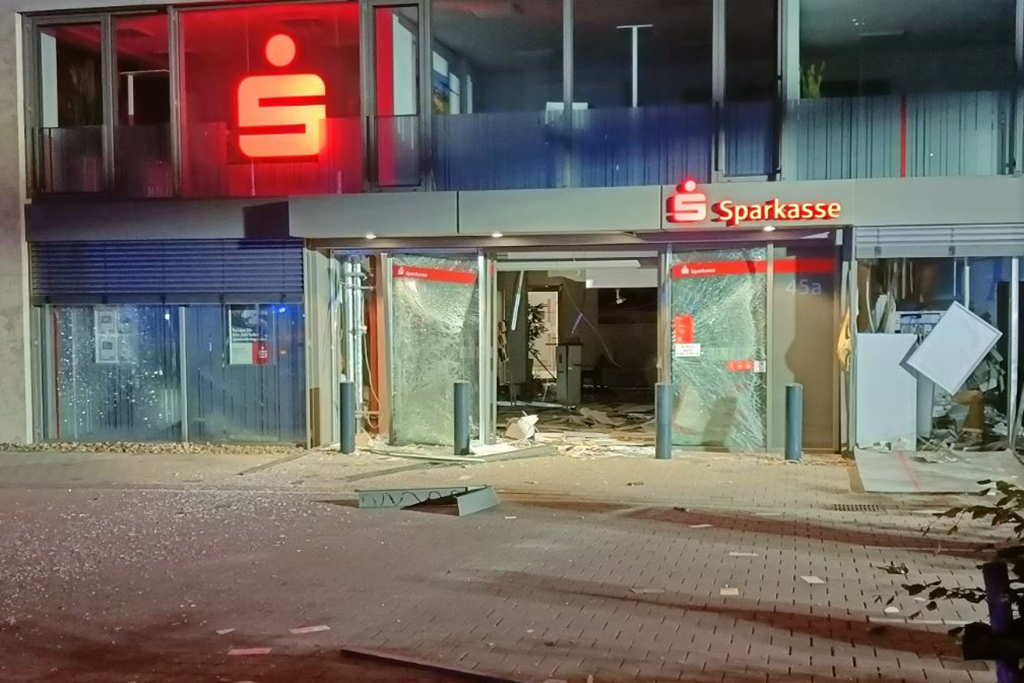 Unbekannte Täter haben an der Bundesstraße in Roetgen einen Geldautomaten in dem Vorraum einer Sparkassen-Filiale gesprengt (Bild: Polizei Aachen)