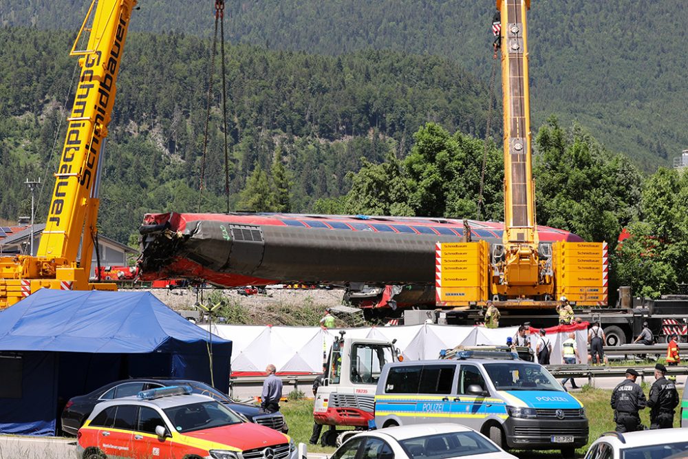 Bei der Bergung des Zugs kommen Kräne zum Einsatz (Bild: Dominik Bartl/AFP)