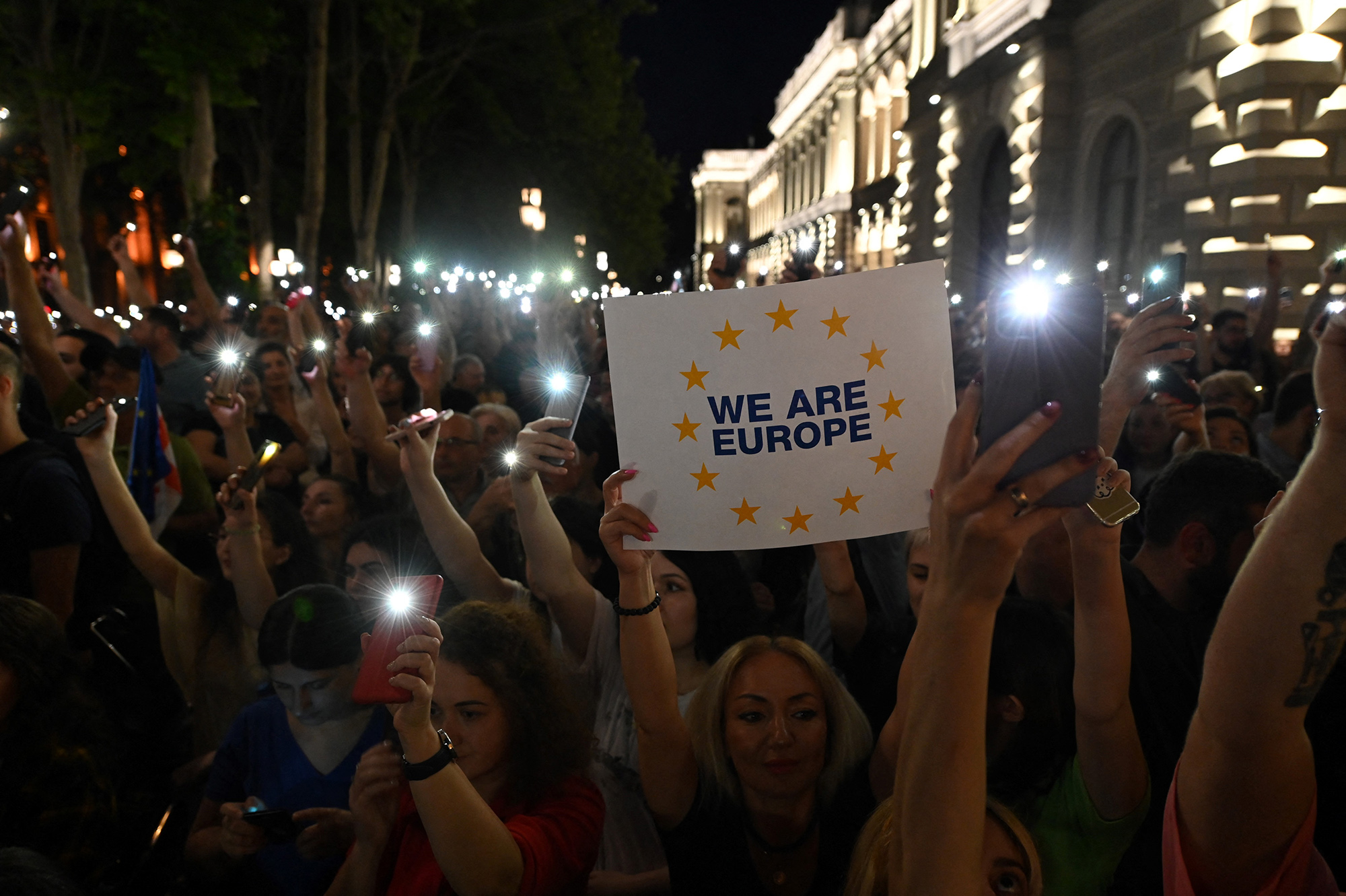 Pro-EU-Demonstration in der georgischen Hauptstadt Tiflis (Bild: Vano Shlamov/AFP)