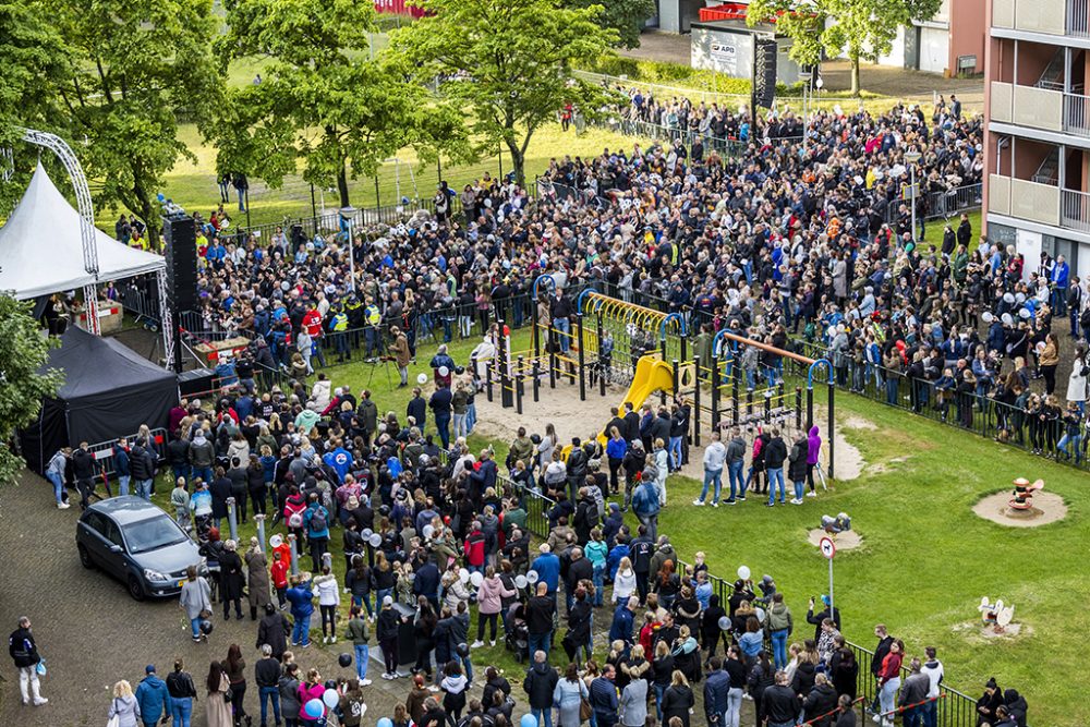 Der Schweigemarsch führte auch an dem Spielplatz in Kerkrade entlang, auf dem der kleine Gino zum letzten Mal lebend gesehen worden war (Bild: Marcel van Hoorn/ANP/AFP)