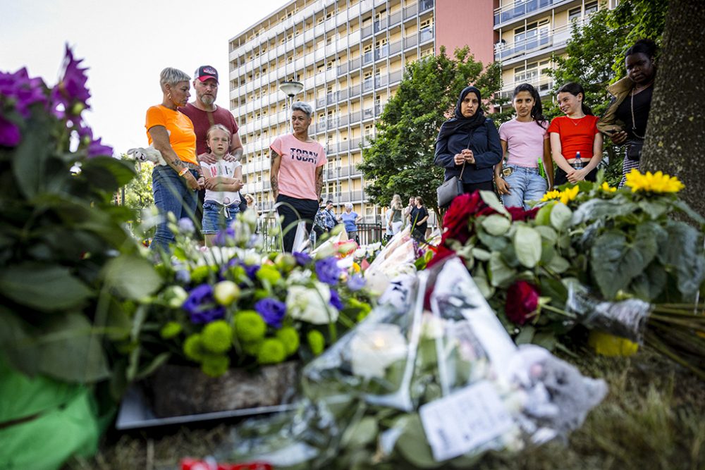 Am Spielplatz, an dem Gino zum letzten Mal lebend gesehen wurde, wurden viele Blumen abgelegt (Bild: Rob Engelaar/ANP/AFP)