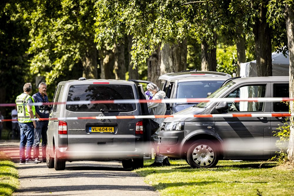 Polizeiermittler vor dem Haus in Geleen, in dem man die Leiche fand (Bild: Rob Engelaar/ANP/AFP)