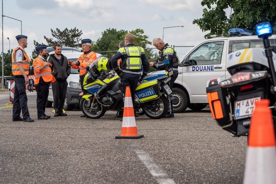 Polizei und Zoll machen Großkontrolle an Grenze