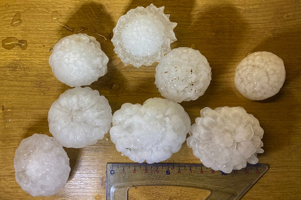 Auch große Hagelkörner kamen bei dem Unwetter in Teilen Frankreichs runter (Bild: Thierry Zoccolan/AFP)