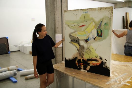 Die Ikob-Kuratorin und stellvertretende Direktorin Brenda Guesnet (Bild: Christoph Heeren/BRF)