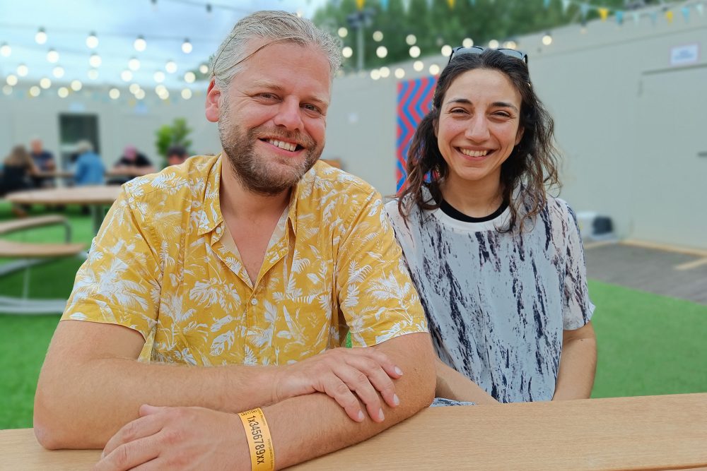 Maarten Huygens und Lara Chedraoui von den Intergalactic Lovers (Bild: Christophe Ramjoie/BRF)