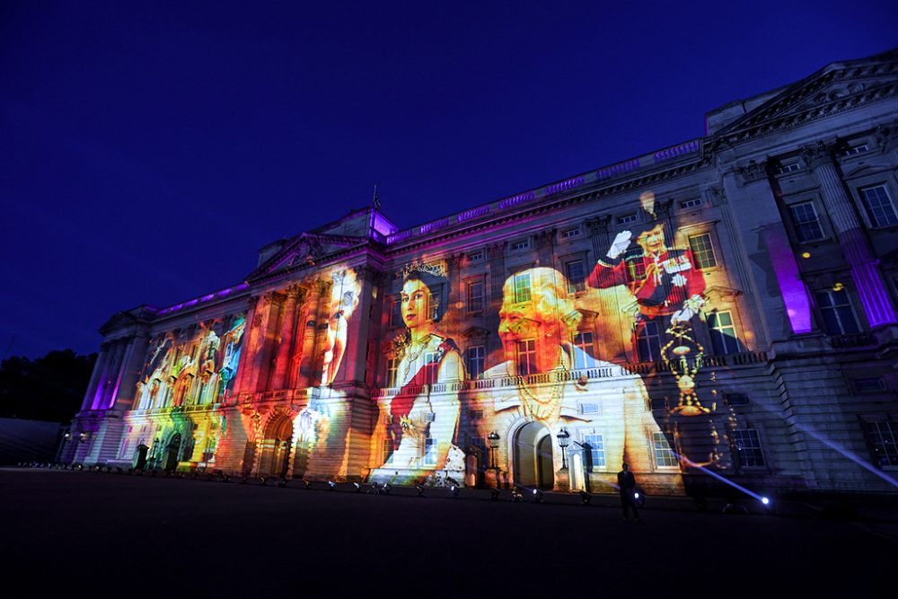 Auf die Gebäudefront des Buckingham Palace werden Bilder verschiedener Stationen aus dem Leben von Queen Elizabeth II. projiziert (Bild: Chris Jackson/Pool/AFP)