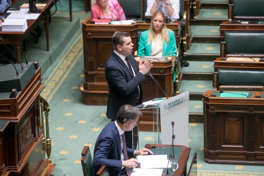 Alexander De Croo (l.) und Reccino Van Lommel in der Kammer (Bild: Hatim Kaghat/Belga)