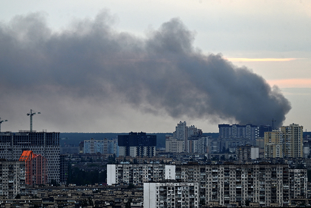 Moskau Bestätigt Raketenangriff Auf Kiew - Ukraine Fordert Weitere ...