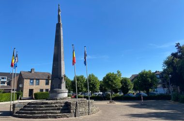 Kriegerdenkmal auf dem Kirchplatz in Kelmis (Bild: Simonne Doepgen/BRF)