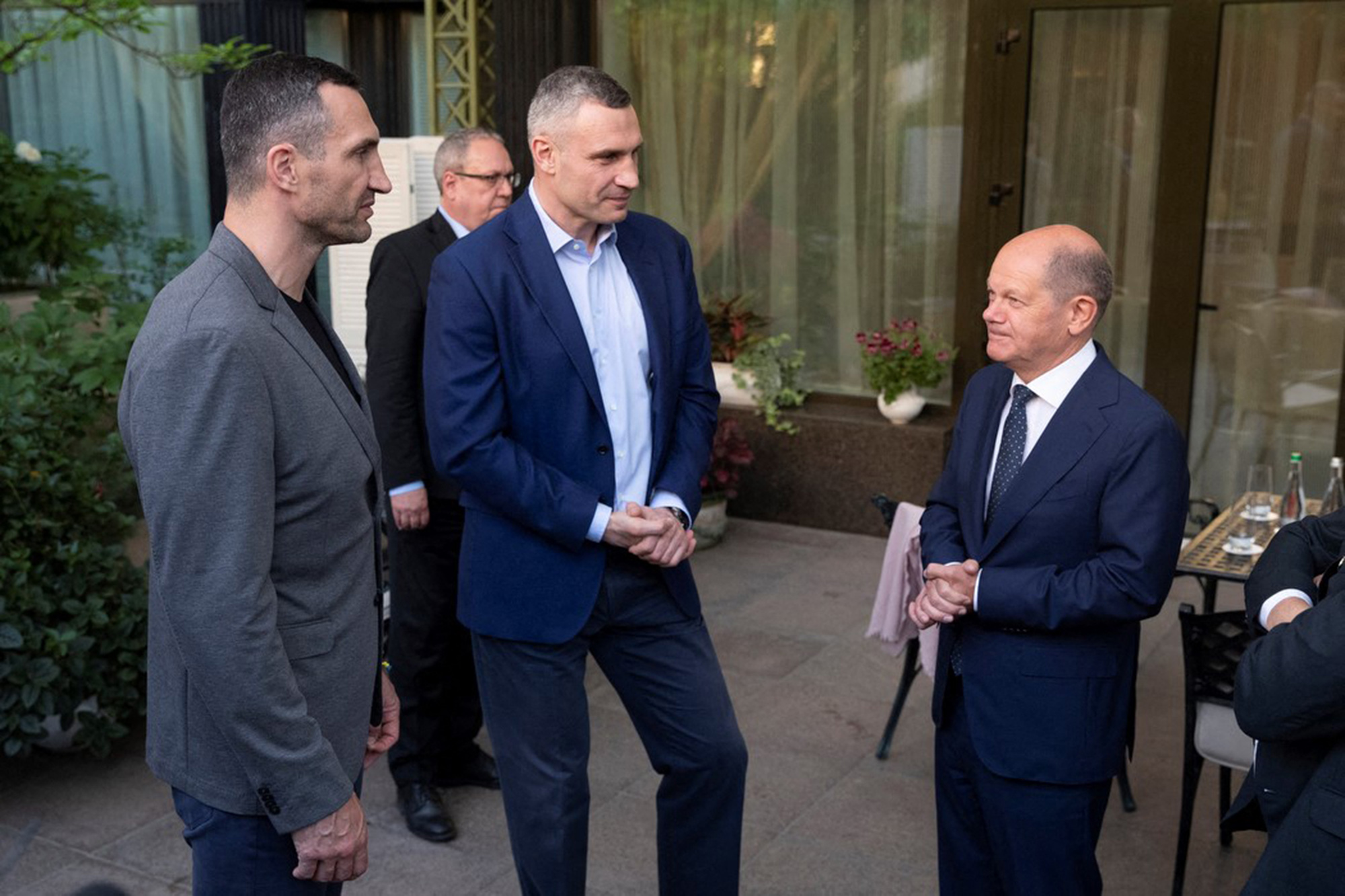 Der deutsche Bundeskanzler Olaf Scholz (re.) zusammen mit dem Kiewer Bürgermeister Vitali Klitschko (Mi.) und dessen Bruder Wladimir (Bild: Handout/Kyiv Mayor Press-Service/AFP)