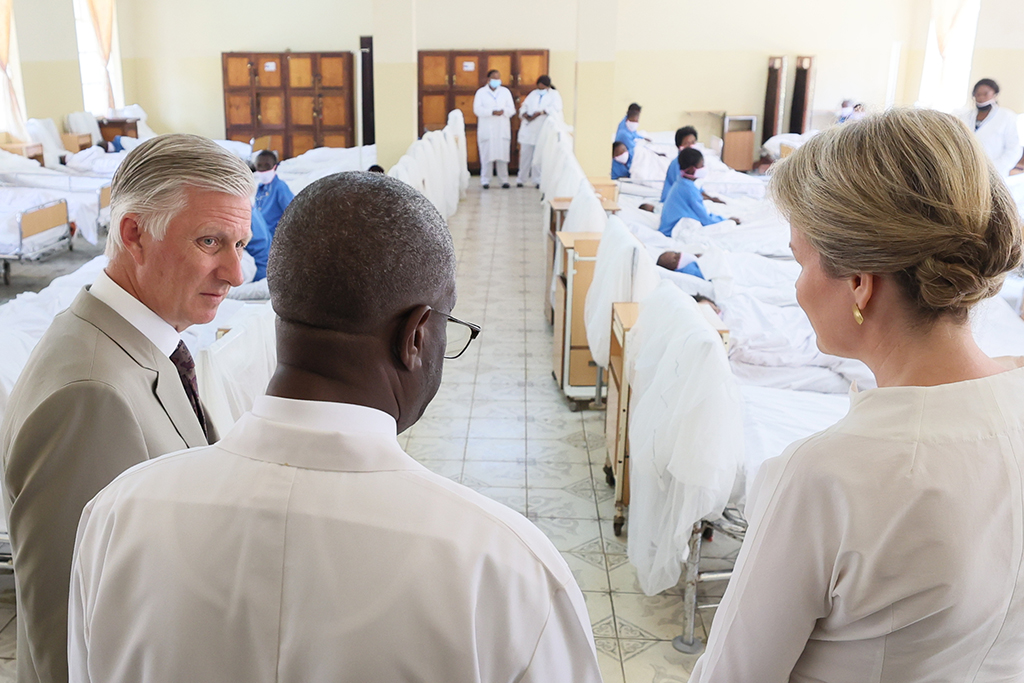 König Philippe und Königin Mathilde mit Friedensnobelpreisträger Denis Mukwege im Panzi Hospital in Bukavu (Bild: Benoit Doppagne/Belga)