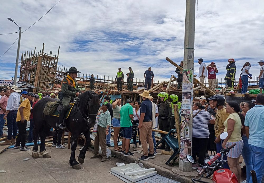 Tribünen in kolumbianischer Stierkampfarena eingestürzt (Bild: Handout/Colombian National Police/AFP)