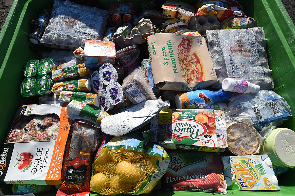 Im Müll gelandete Lebensmittel, die oftmals noch genießbar sind (Illustrationsbild: Eric Cabanis/AFP)