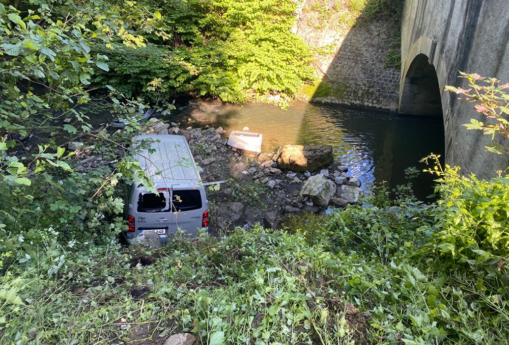 Der Lieferwagen landete im Flussbett der Göhl (Bild: Francoise Peiffer/Belga)