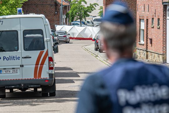 Polizei sperrt Tatort der Messerstecherei (Bild: Jonas Roosens/Belga)