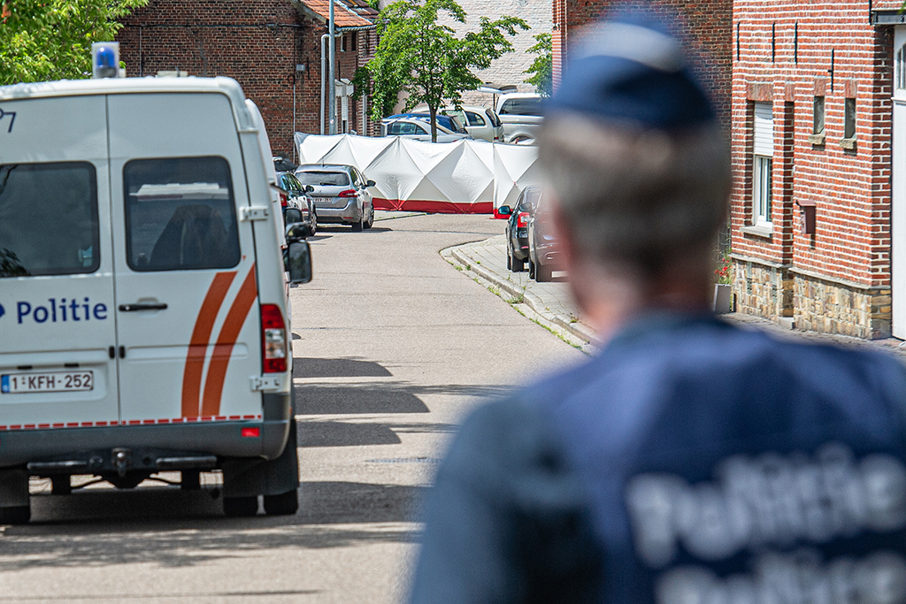 Polizei sperrt Tatort der Messerstecherei (Bild: Jonas Roosens/Belga)