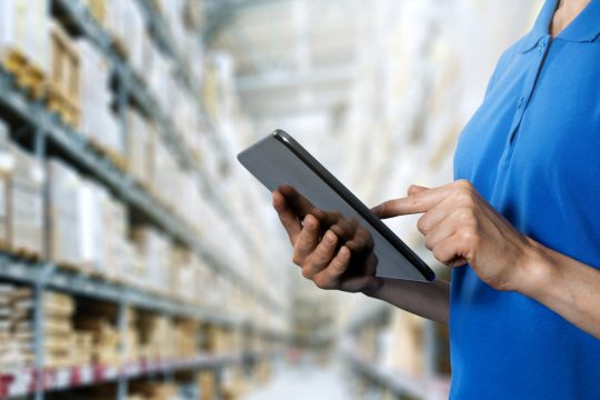 Logistik-Fachkraft mit Tablet im Lager