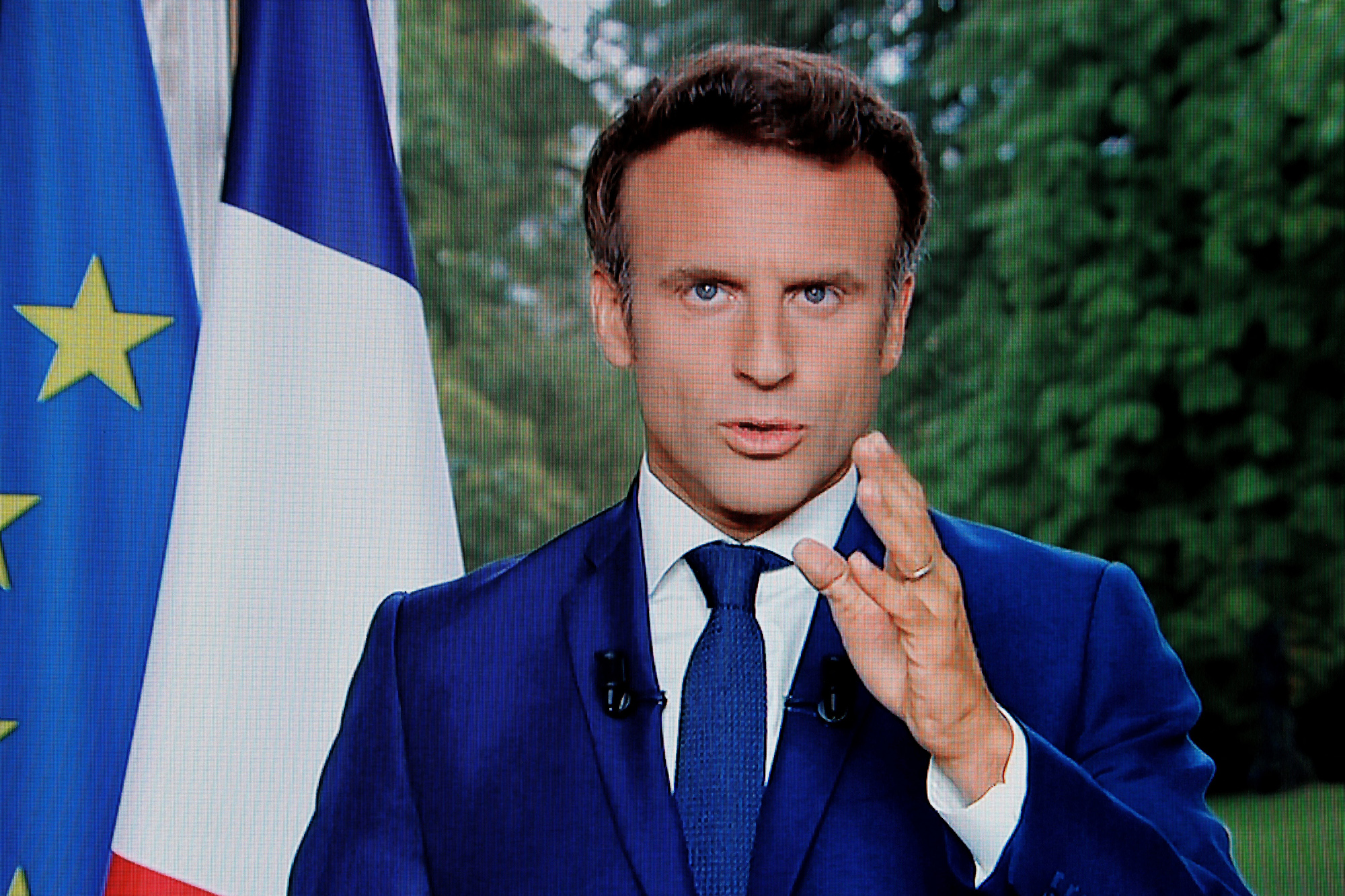 Frankreichs Präsident Emmanuel Macron bei seiner Fernsehansprache am 22. Juni (Bild: Ludovic Marin/AFP)