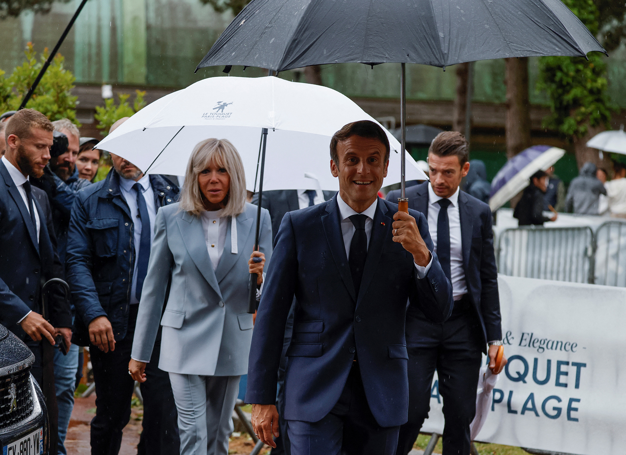 Emmanuel Macron mit Frau Brigitte nach der Wahl in Le Touquet (Bild: Ludovic Marin/AFP)