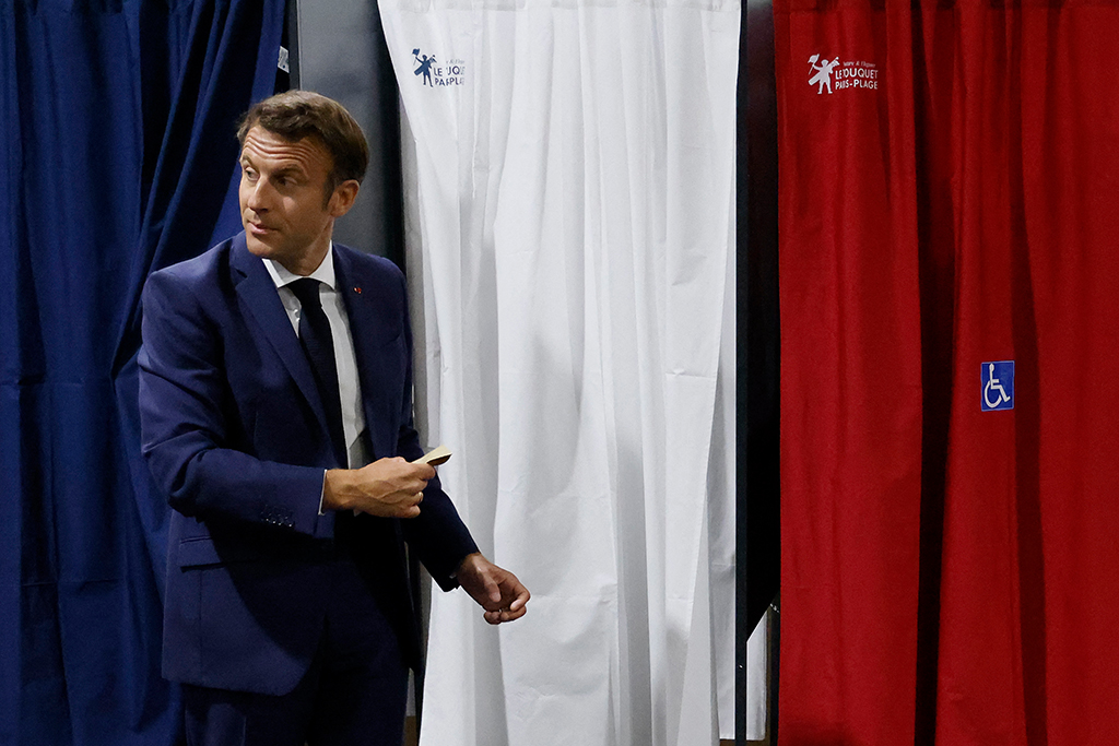 Frankreichs Präsident Macron am Sonntag in einem Wahlbüro in Le Touquet (Bild: Ludovic Marin/Pool/AFP)