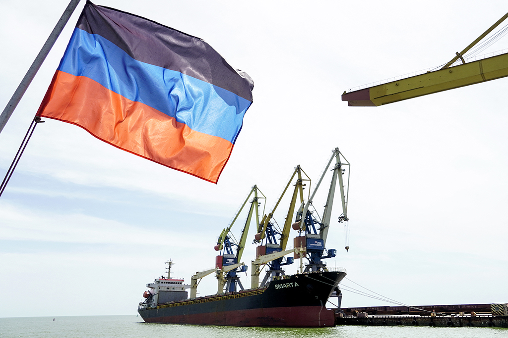 Die Fahne der Region Donezk im Hafen von Mariupol (Bild: Stringer/AFP)