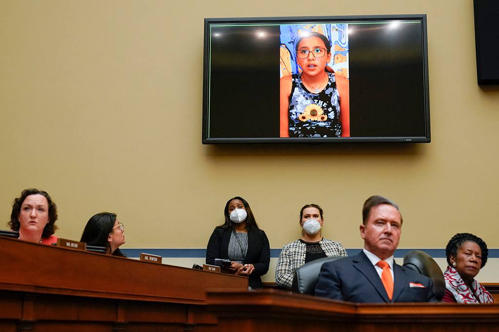 Bei der Anhörung im US-Kongress zum Massaker an der Grundschule in Uvalde sagte eine Viertklässlerin aus, die überlebt hat (Bild: Andrew Harnik/Pool/AFP)